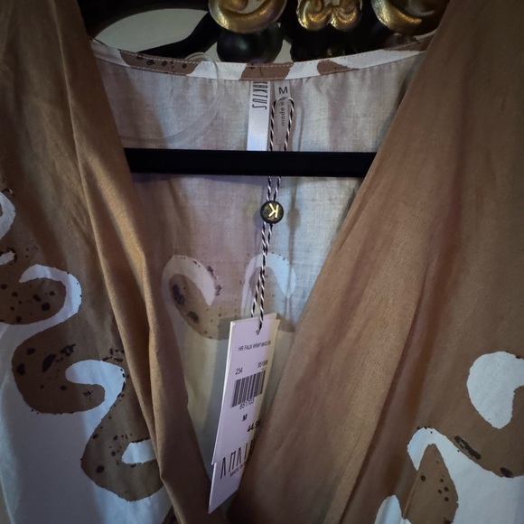 Elegant tan and White Maxi Dress - Picture 5 of 7